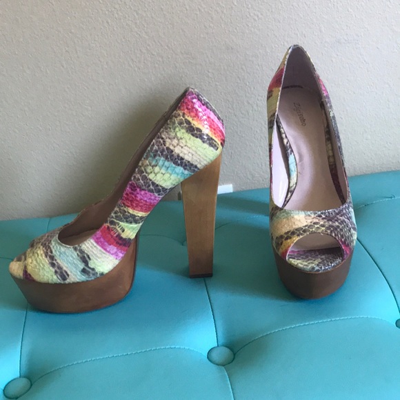 Woman’s rainbow snake skin heals size 9 never worn - Picture 2 of 3